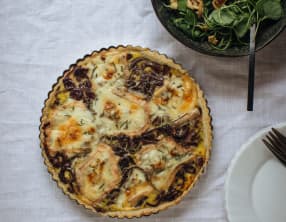 Tarte aux pommes de terre, oignons confits et taleggio