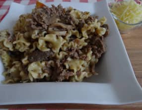 Pâtes au bœuf, tomates séchées et champignons à la crème