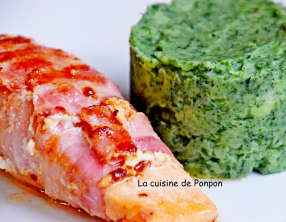 Pavé de saumon garni de fines tranches de lard