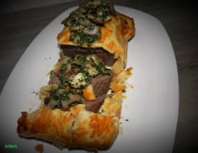 Rôti de cerf en croûte accompagné de champignons aux herbes