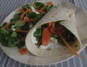Wraps à la truite fumée, mâche et carotte au yaourt Grec