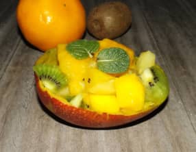 Salade de fruits exotiques mangue, ananas et kiwi