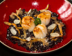 Risotto de riz noir venere aux noix de St-Jacques et girolles