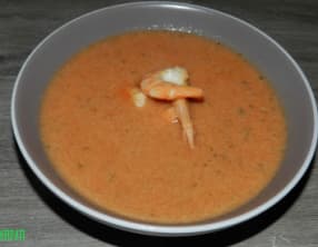 Soupe aux poissons garnie de scampis