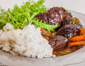 Joues de bœuf aux pruneaux et aux dattes