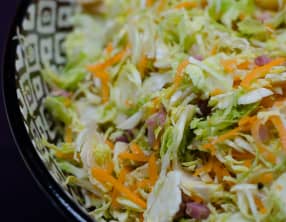 Salade de choux de Bruxelles, carottes, lardons et noix