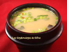 Bouillon aux œufs, champignons et algues