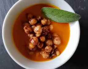Soupe de butternut aux pois chiches épicées