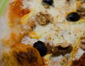 Pizza au reblochon, aux olives et aux noix