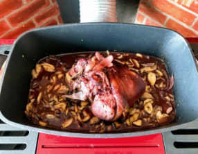 Jarret de porc en cocotte et sauce au vin