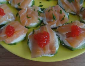 Toasts de concombre au saumon fumé et crème épaisse