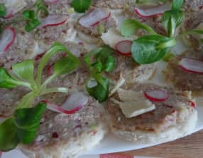 Toasts au jambon, radis et avocat