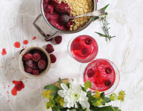 Crumble framboise et poire parfumé à la fleur d'oranger