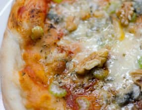 Pizza au céleri branche, aux noix et au gorgonzola