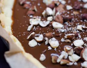 Tarte à la pralinoise et aux noisettes