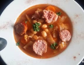 Soupe au chou blanc, haricots coco et saucisses fumées