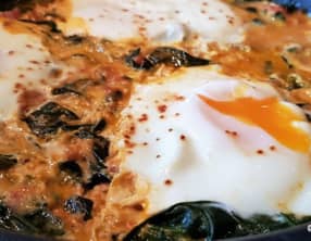Épinards aux œufs et à la sauce tomates