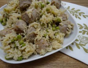 Riz à la saucisse au couteau et petits-pois