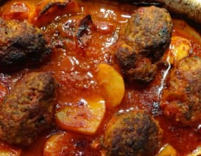 Galettes de viande et pommes de terre à la sauce tomate