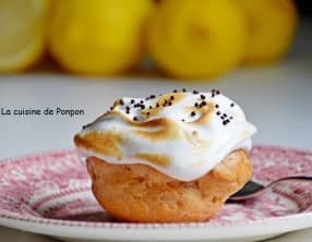 Chou garni de crème citron meringuée et perles de chocolat