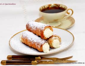 Feuilletés roulés fourrés crème citronnée.