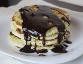 Pancakes au fromage blanc et sauce chocolat noir