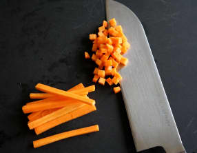 Tailler une brunoise de carotte