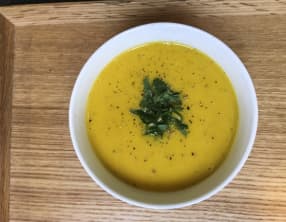 Soupe de courge, lait de coco et lentilles Moong dal