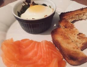 Oeuf cocotte aux poireaux et saumon fumé