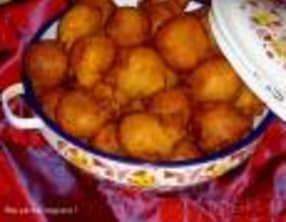 Beignets de chèvre et roquefort à la vinaigrette de porto