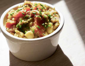 Colombo alcalin de haricots blancs, légumes et coco