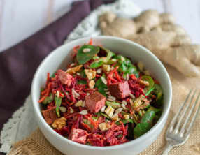 Salade de quinoa, mâche, betterave, carottes et tofu aux noix