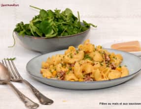 Pâtes au maïs et aux saucisses épicées