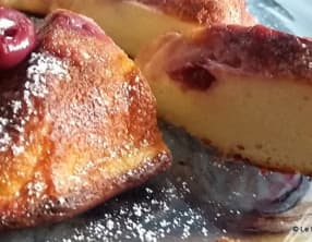 Gâteau au fromage blanc, lait concentré et cerises