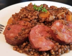 Lentilles de Cilaos et saucisse de Morteau