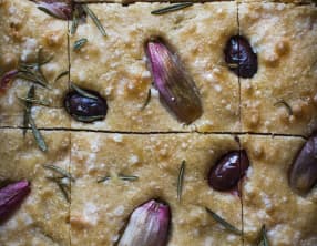 Focaccia au levain échalotes, olives et romarin