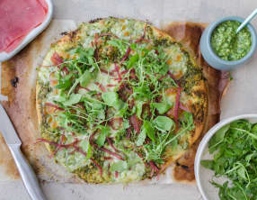 Pizza au pesto de roquette, mozzarella et viande des grisons