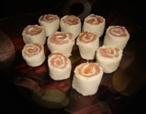 Makis de pain de mie au saumon et au fromage