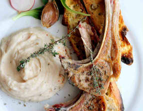 Côtelettes d'agneau grillées au thym, purée d'haricots tarbais