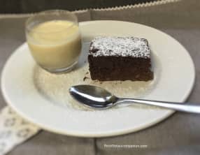 Gâteau mousseux sans sucre aux bananes et chocolat