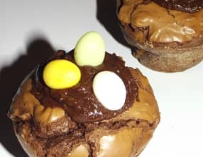 Mini-brownies au chocolat cœur praliné de Pâques