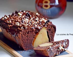 Gâteau au chocolat garni de poires entières parfumées à la liqueur de poire Williams