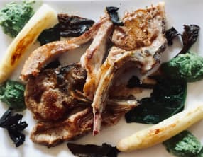 Côtelettes d’agneau aux asperges et champignons des bois
