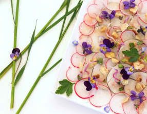 Carpaccio radis noir et rose aux violettes