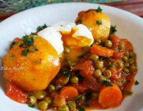Mijoté de petits pois, carottes pomme de terres aux oeufs mollets