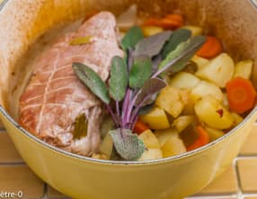 Rôti de porc à la sauge et aux pommes de terre nouvelles