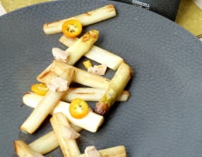 Asperges poêlées, foie gras et kumquats