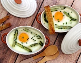 Oeuf cocotte aux asperges et fromage ail et fines herbes