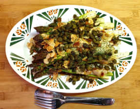 Asperges rôties aux amandes et aux câpres
