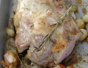 Epaule d’agneau rôti au four au romarin et petits oignons caramélisés